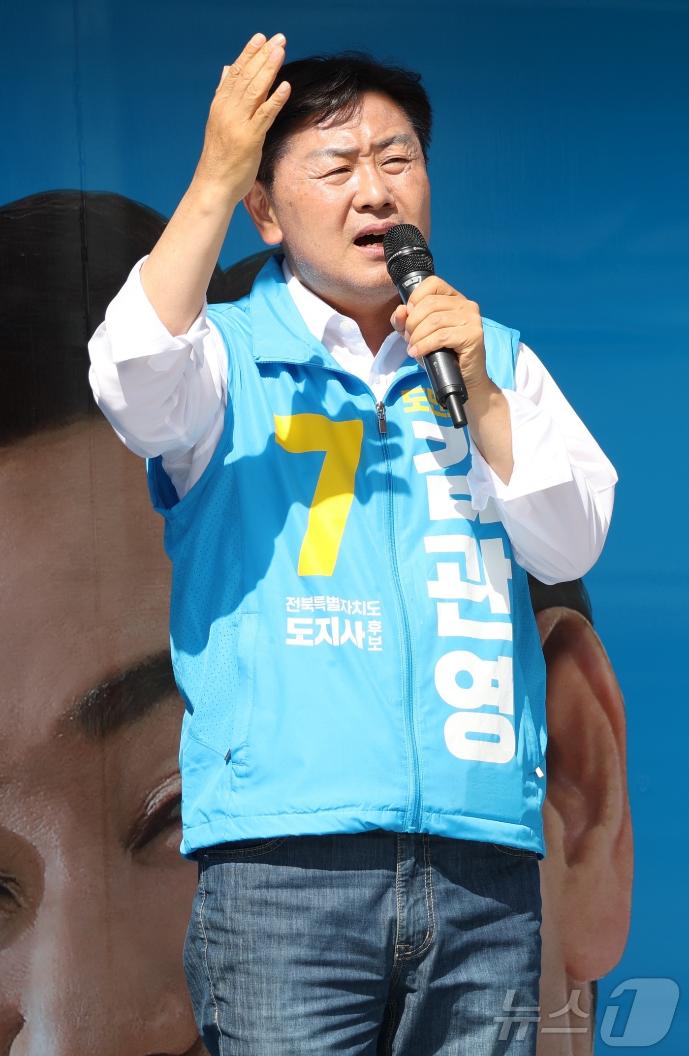 (전주=뉴스1) 유경석 기자 = 김관영 무소속 전북도지사 후보가 30일 전북 전주시 구정문 앞에서 지지를 호소하고 있다. 2026.5.30/뉴스1
