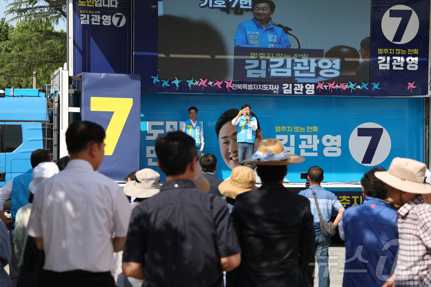 본문 이미지 - 김관영 무소속 전북도지사 후보가 30일 전북 전주시 구정문 앞에서 지지를 호소하고 있다. 2026.5.30 ⓒ 뉴스1 유경석 기자