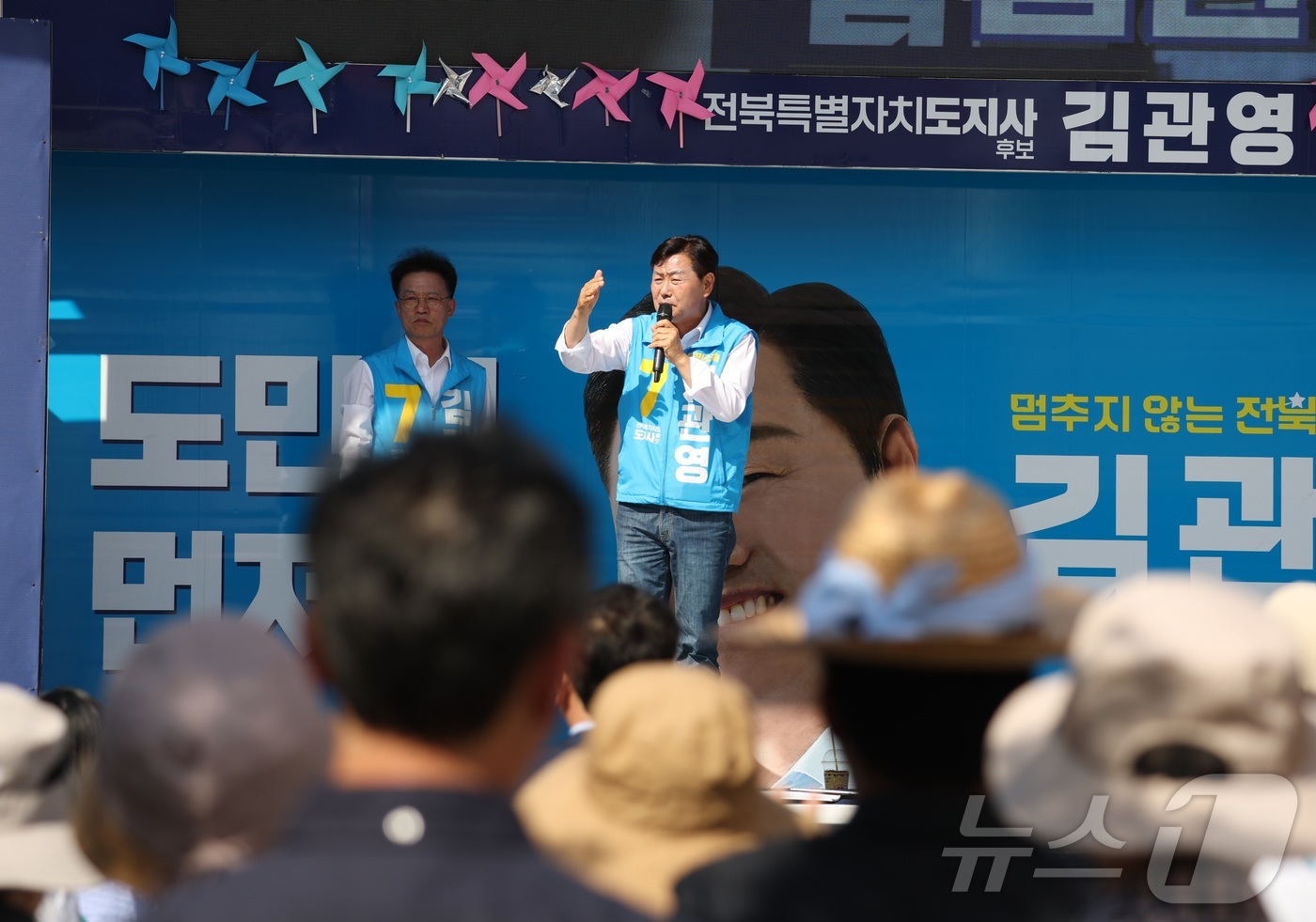 (전주=뉴스1) 유경석 기자 = 김관영 무소속 전북도지사 후보가 30일 전북 전주시 구정문 앞에서 지지를 호소하고 있다. 2026.5.30/뉴스1