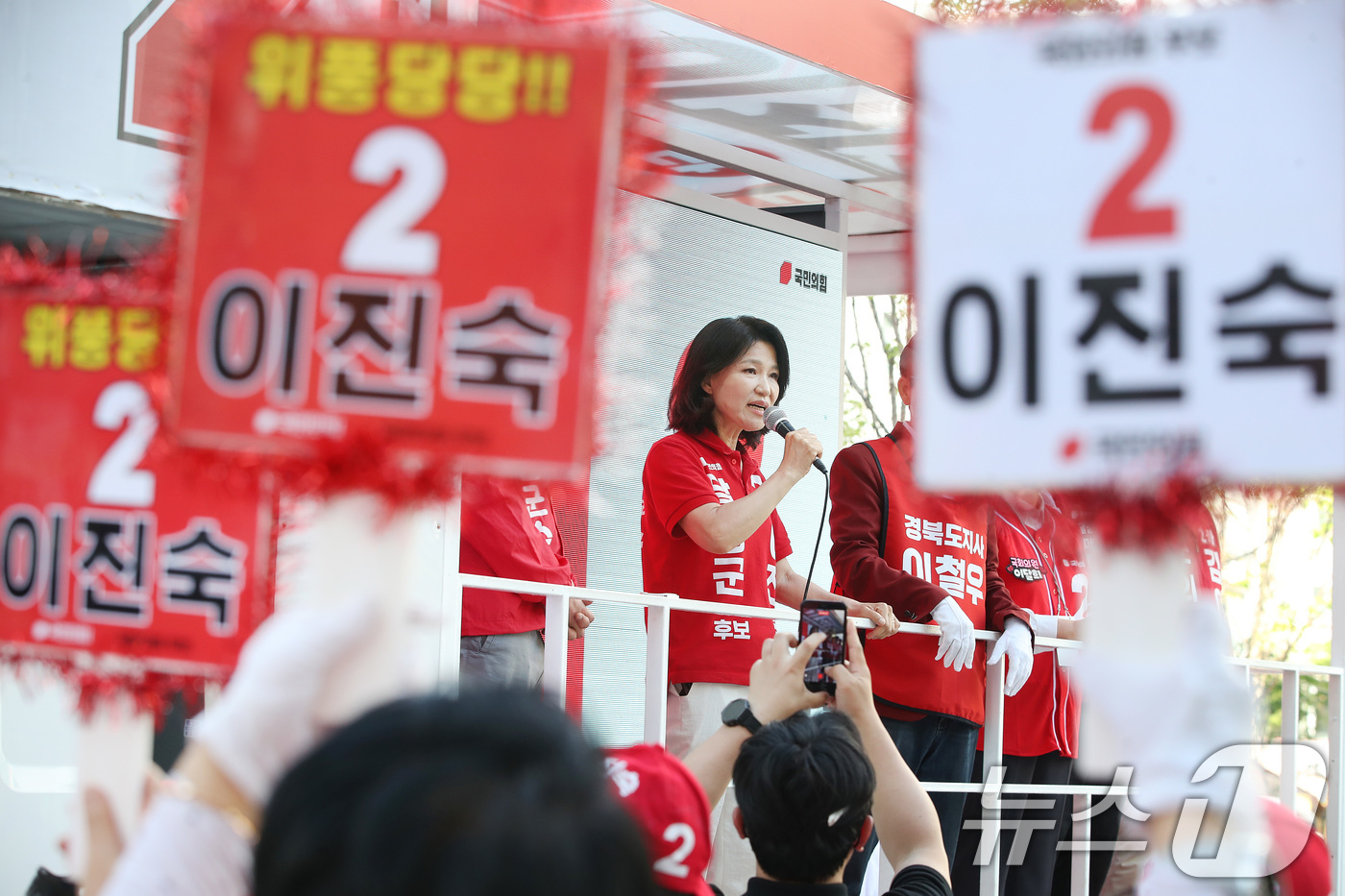 (대구=뉴스1) 공정식 기자 = 대구 달성군 국회의원 보궐선거에 출마한 이진숙 국민의힘 후보가 30일 오후 대구 달성군 다사읍 도시철도 2호선 대실역 만남의 광장에서 지지를 호소하 …
