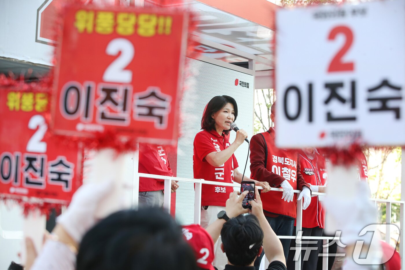 본문 이미지 - 대구 달성군 국회의원 보궐선거에 출마한 이진숙 국민의힘 후보가 30일 오후 대구 달성군 다사읍 도시철도 2호선 대실역 만남의 광장에서 지지를 호소하고 있다. 2026.5.30 ⓒ 뉴스1 공정식 기자