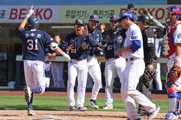 정수빈 12년 만에 '만루포'…두산, 선두 삼성에 8-7 역전승