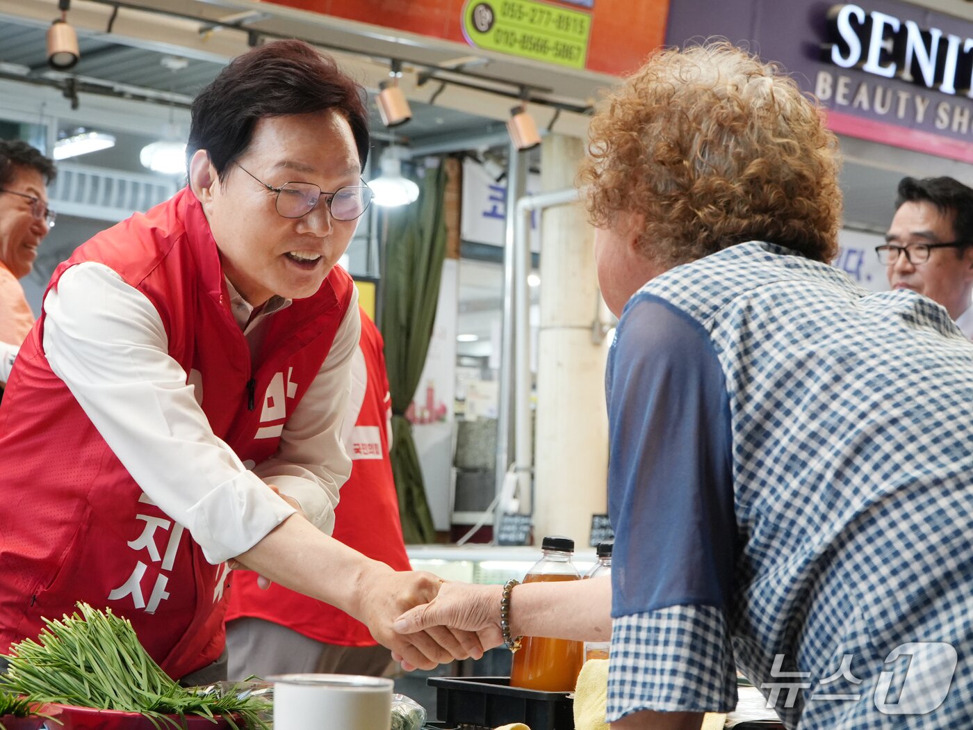 본문 이미지 - 박완수 국민의힘 경남지사 후보가 30일 창원시 의창구 도계시장에서 시민과 인사를 나누고 있다.(박 후보 캠프 제공. 재판매 및 DB금지)