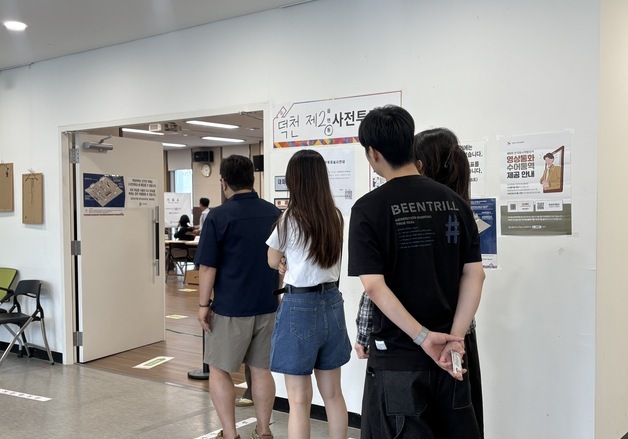 사전투표 막판까지 뜨거웠던 부산 북구…투표소·유세장 인파 몰려