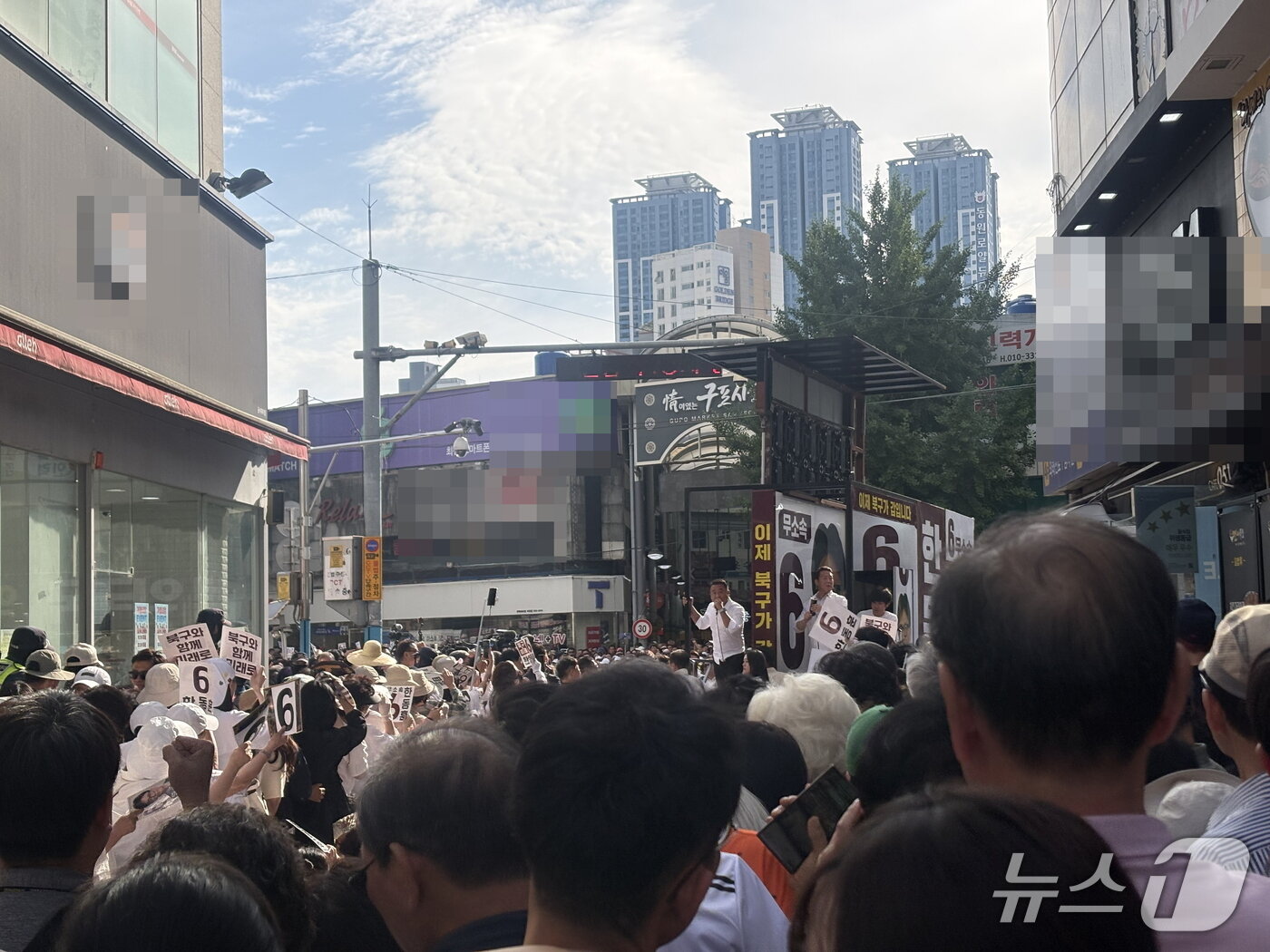 본문 이미지 - 30일 오후 5시쯤 부산 덕천역 인근에 한동훈 무소속 후보 유세 차량 앞에 지지자들로 붐비고 있다. 2026.5.30 ⓒ 뉴스1 박서현 기자