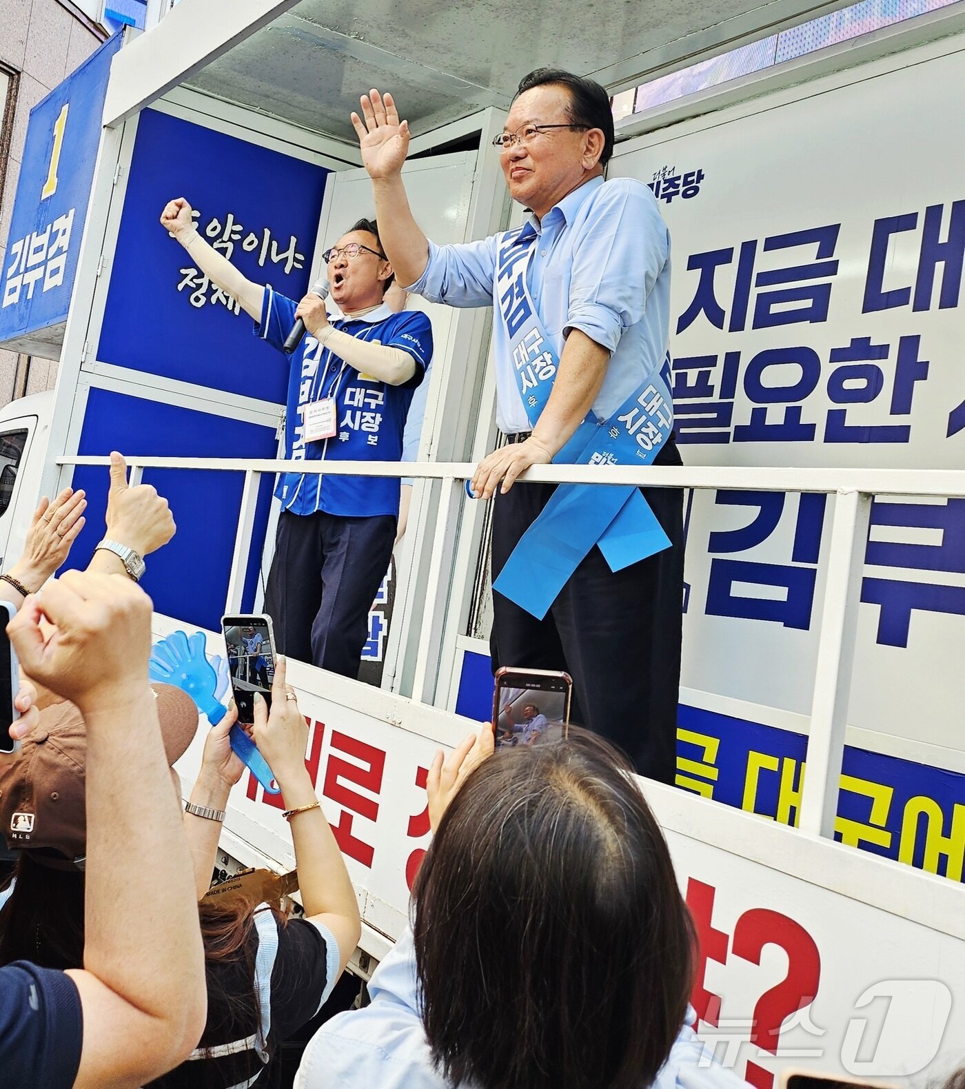 본문 이미지 - 김부겸 더불어민주당 대구시장 후보가 30일 오후 대구 중구 동성로 옛 대구백화점 앞에서 지지를 호소하고 있다. ⓒ 뉴스1 남승렬 기자