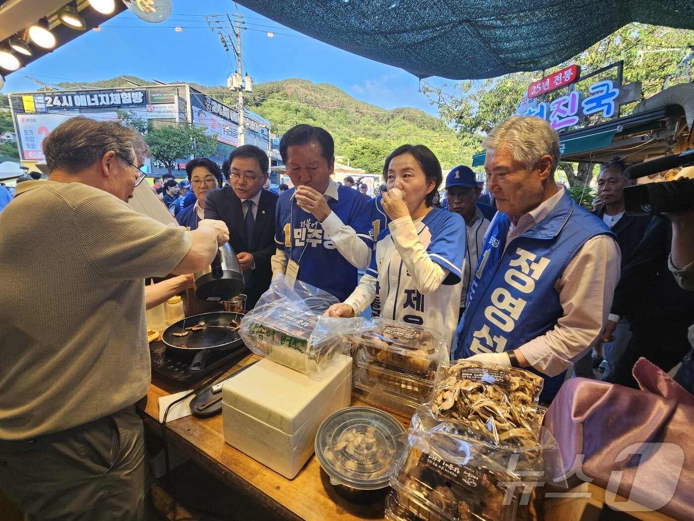 본문 이미지 - 정청래 더불어민주당 대표가 30일 경남 하동군 화개장터에서 송이버섯을 맛보고 있다. 2026.5.30 ⓒ 뉴스1 한송학 기자