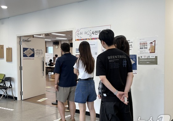 "줄이 이렇게 길 줄은"…전국 투표소 달군 사전투표 마지막 날(종합)