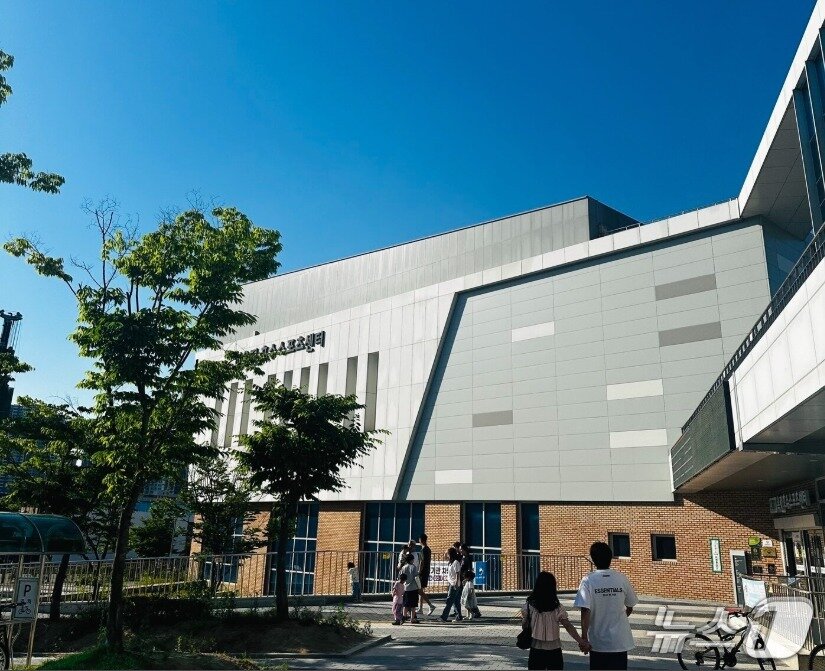 본문 이미지 - 30일 경기 양주시 옥정호수도서관·옥정호수스포츠센터에 설치된 사전투표소 ⓒ 이상휼 기자