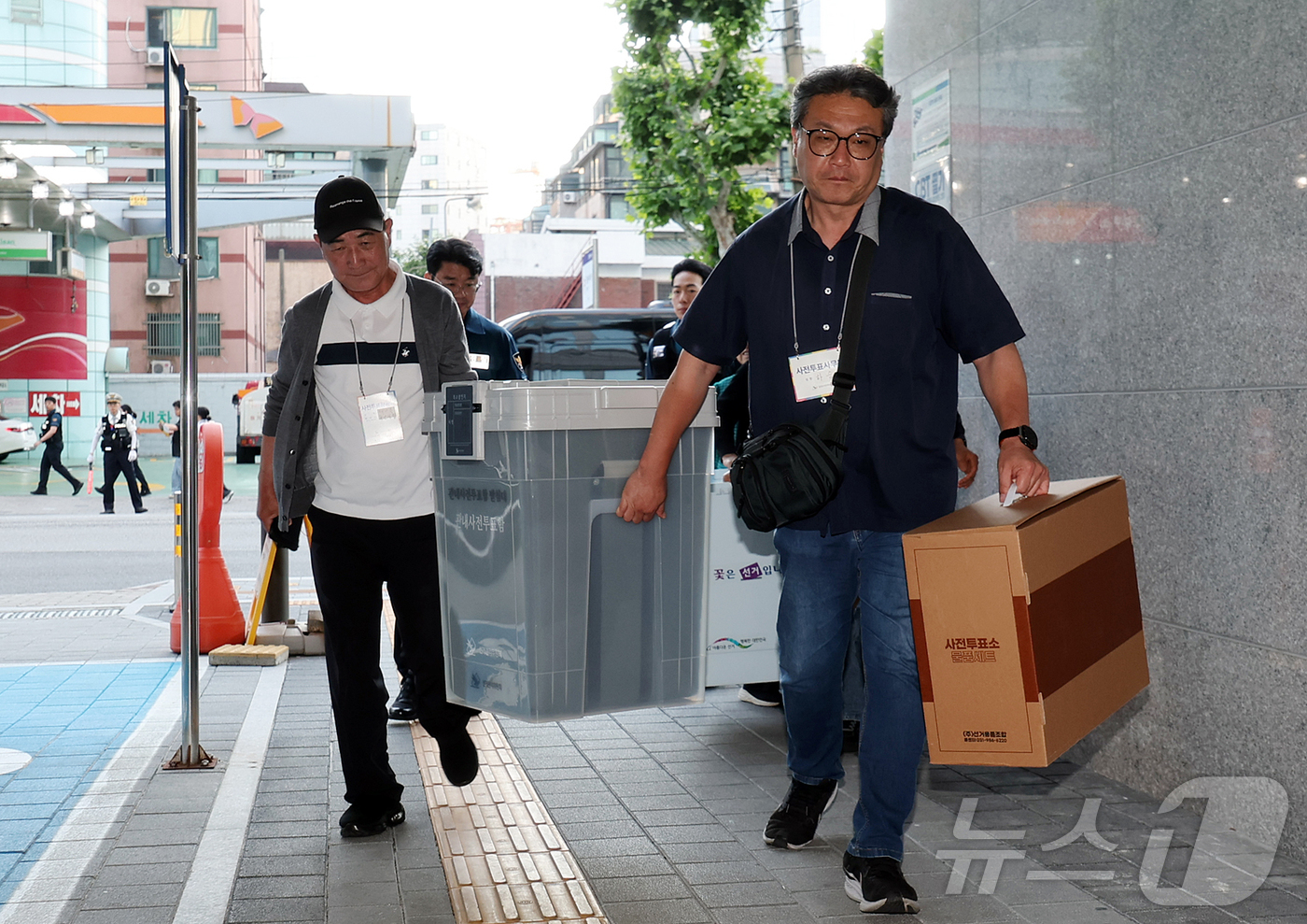 (서울=뉴스1) 김진환 기자 = 제9회 전국동시지방선거 사전투표가 종료된 30일 서울 영등포선거관리위원회에서 사전투표 참관인과 사무원이 6.3지방선거 관내사전투표함을 인계하고 있다 …