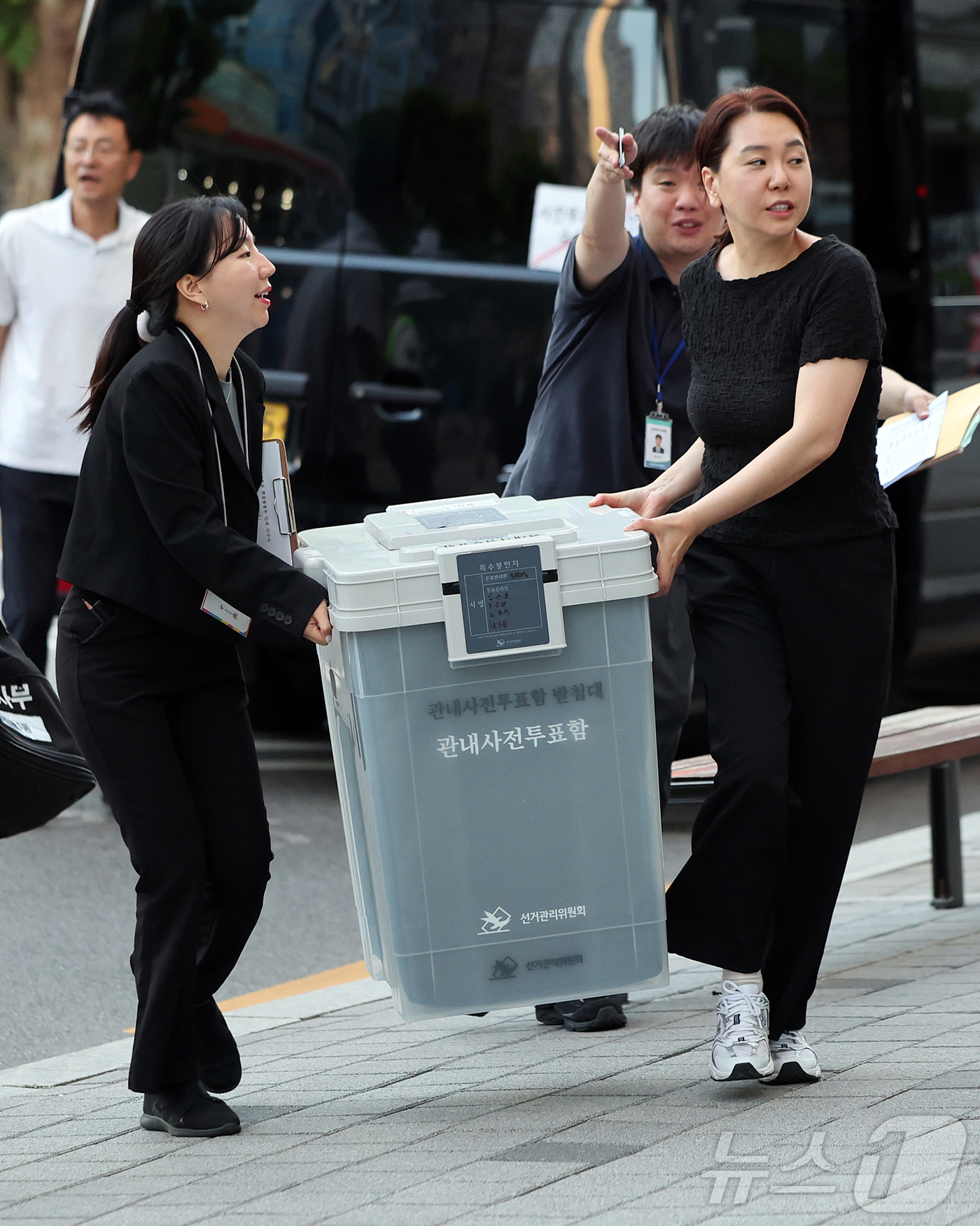 (서울=뉴스1) 김진환 기자 = 제9회 전국동시지방선거 사전투표가 종료된 30일 서울 영등포선거관리위원회에서 사전투표 참관인과 사무원이 6.3지방선거 관내사전투표함을 인계하고 있다 …