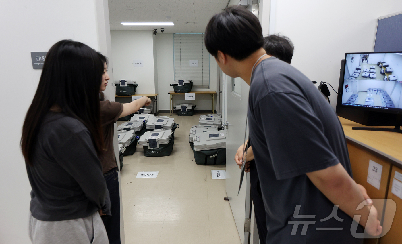 (서울=뉴스1) 김진환 기자 = 제9회 전국동시지방선거 사전투표가 종료된 30일 서울 영등포선거관리위원회에서 공정선거참관단이 6.3지방선거 관내사전투표 접수 및 보관상황을 살펴보고 …
