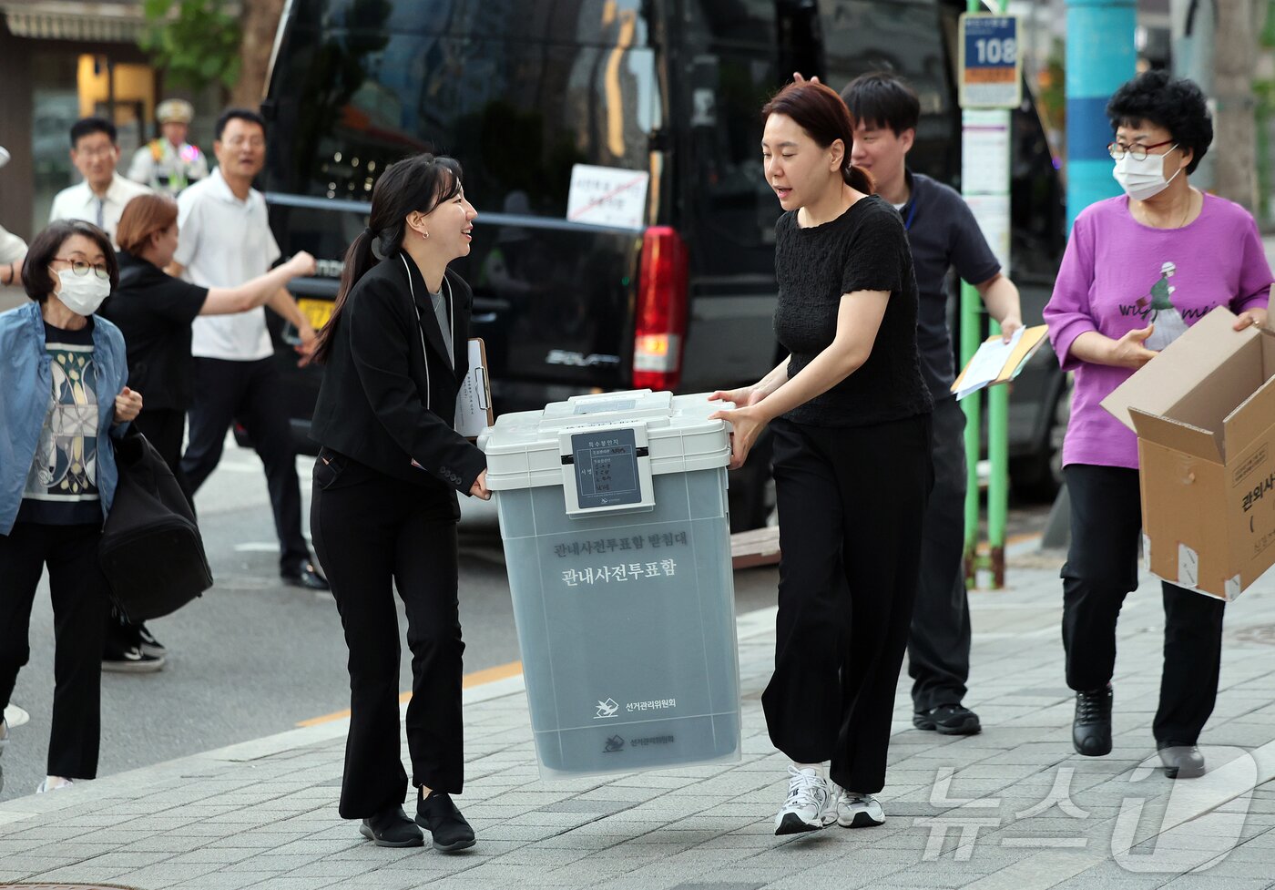 본문 이미지 - 30일 서울 영등포선거관리위원회에서 사전투표 참관인과 사무원이 6.3지방선거 관내사전투표함을 인계하고 있다. 2026.5.30 ⓒ 뉴스1 김진환 기자