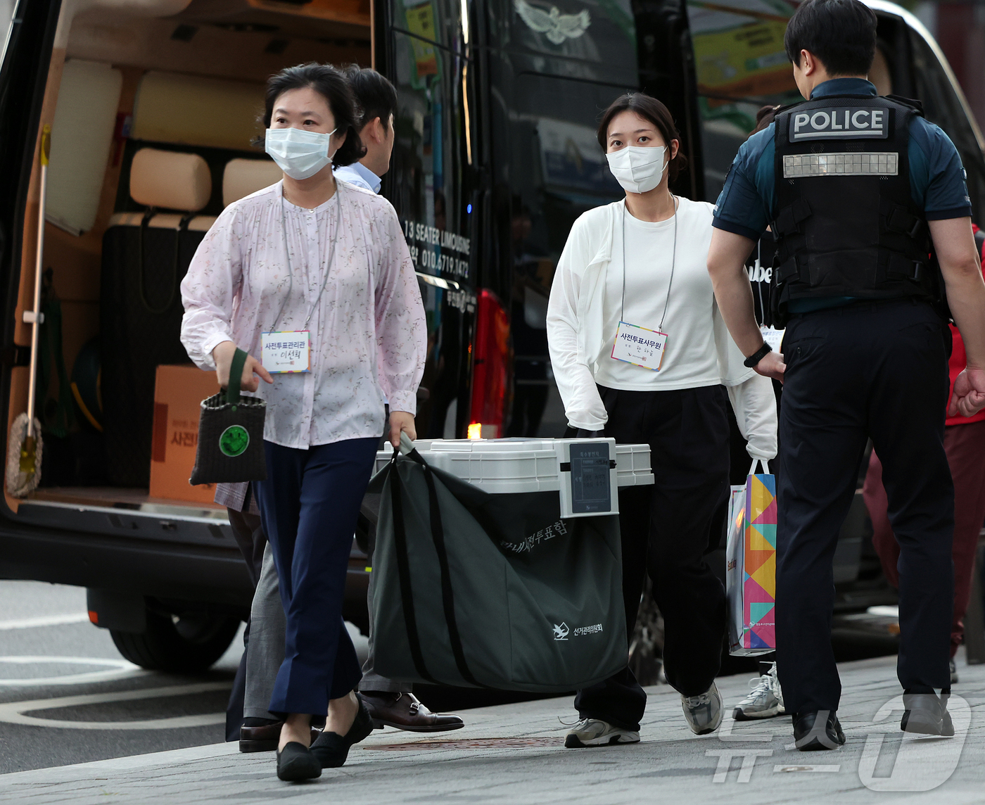 (서울=뉴스1) 김진환 기자 = 제9회 전국동시지방선거 사전투표가 종료된 30일 서울 영등포선거관리위원회에서 사전투표 참관인과 사무원이 6.3지방선거 관내사전투표함을 인계하고 있다 …