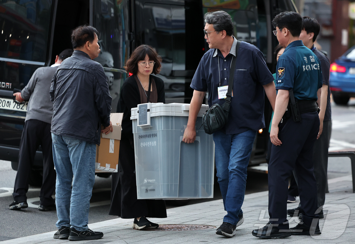 (서울=뉴스1) 김진환 기자 = 제9회 전국동시지방선거 사전투표가 종료된 30일 서울 영등포선거관리위원회에서 사전투표 참관인과 사무원이 6.3지방선거 관내사전투표함을 인계하고 있다 …