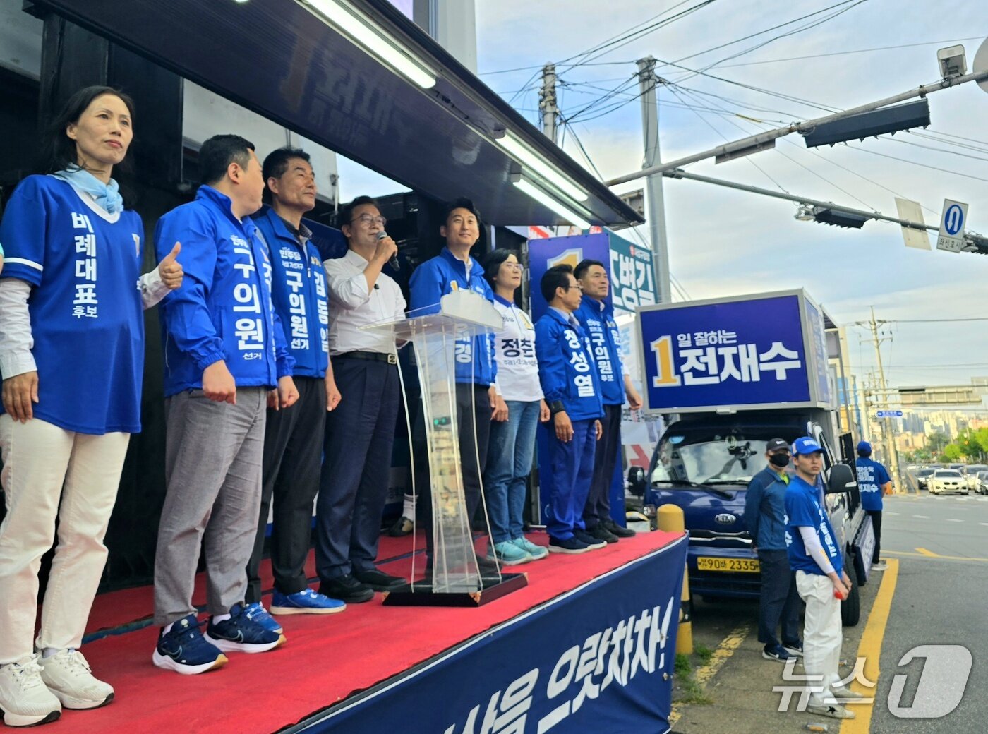 본문 이미지 - 전재수 민주당 부산시장 후보와 서태경 사상구청장 후보, 사상구에 출마한 시·구의원 후보들이 30일 부산 사상구 학장교차로에서 공동유세를 하고 있다.2026.5.30 ⓒ 뉴스1 이주현 기자