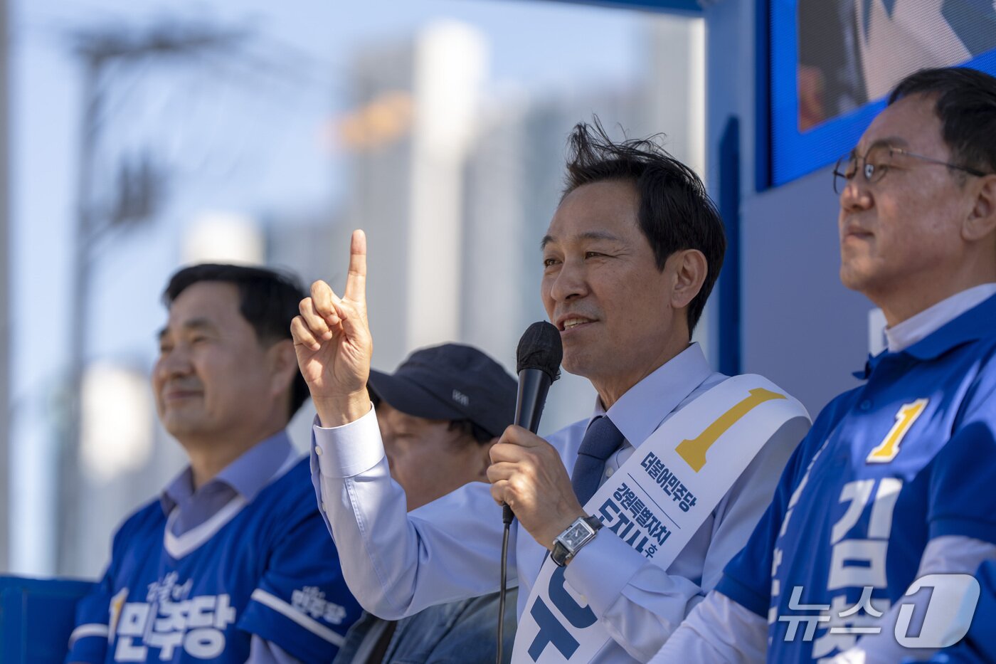 본문 이미지 - 우상호 더불어민주당 강원도지사 후보가 30일 속초 옛 선관위 사무실 앞 사거리와 쌍다리교차로에서 유세를 펼치고 있다.(우상호후보캠프 측 제공. 재판매 및 DB금지)/뉴스1