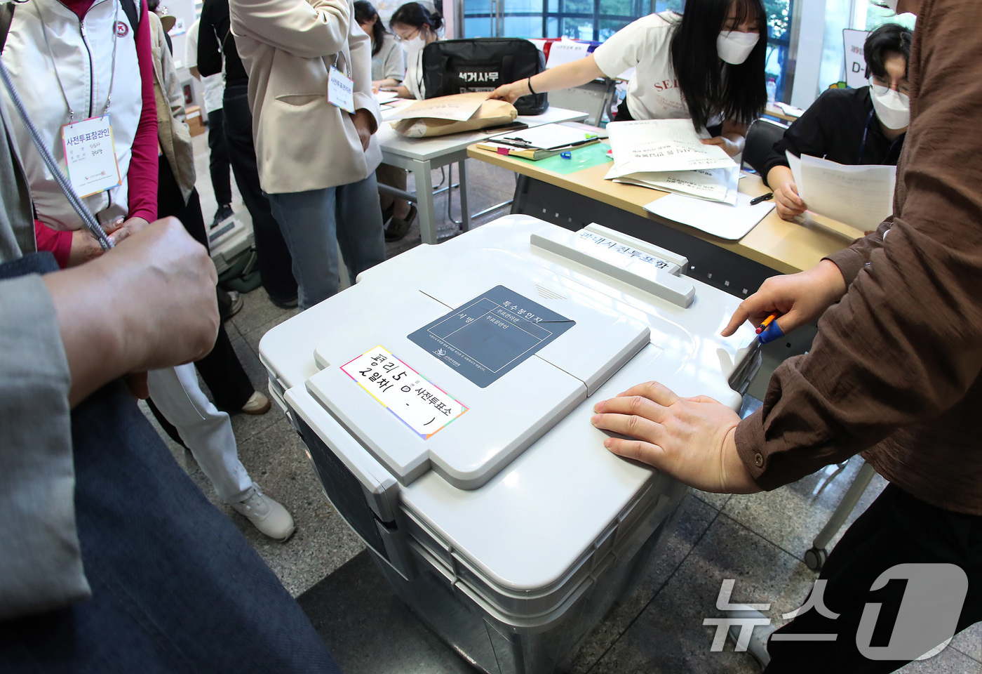 (대구=뉴스1) 공정식 기자 = 제9회 전국동시지방선거 사전투표가 종료된 30일 오후 대구 서구선거관리위원회에서 선관위 관계자들이 관내사전투표함 상태를 확인하고 있다.관내사전투표함 …