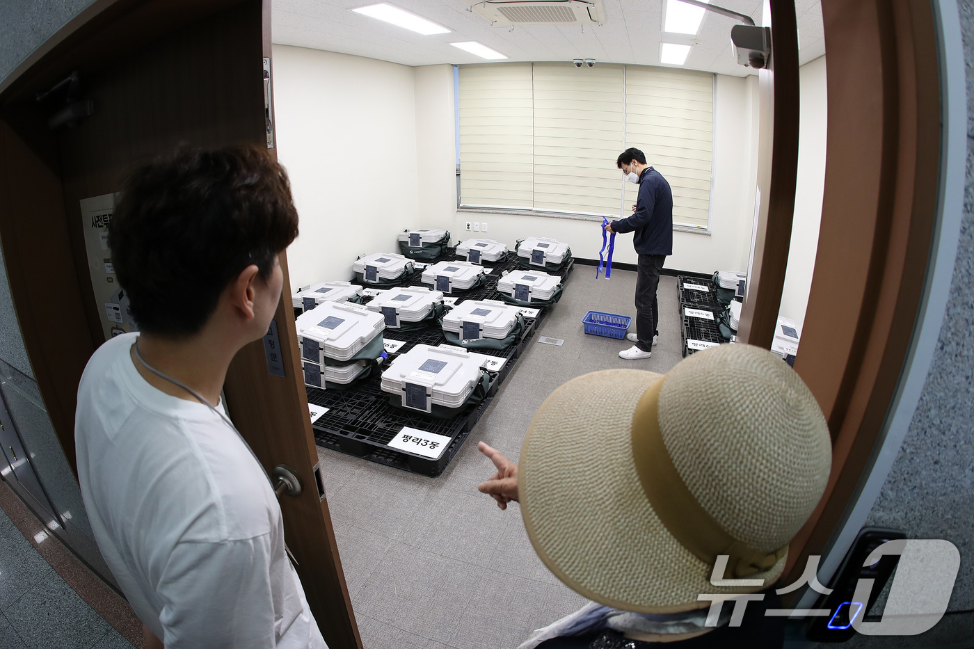(대구=뉴스1) 공정식 기자 = 제9회 전국동시지방선거 사전투표가 종료된 30일 오후 대구 서구선거관리위원회 관내사전투표함 보관장소 앞에서 사전투표참관인들이 선관위 관계자들의 투표 …