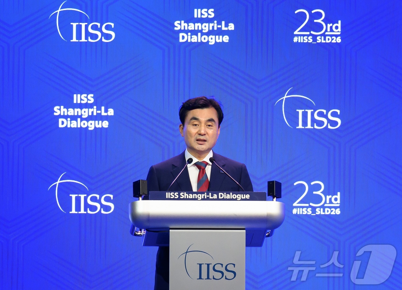 (서울=뉴스1) 김진환 기자 = 안규백 국방부 장관이 30일(현지시간) 싱가포르에서 열린 제23차 아시아안보회의(샹그릴라 대화)에서 연설을 한 뒤 청중의 질문에 답하고 있다. (국 …