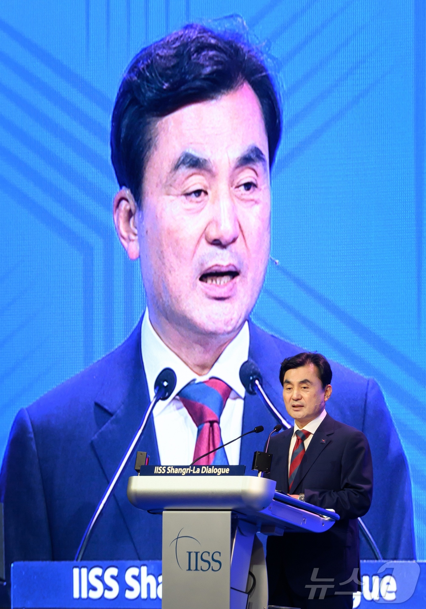 (서울=뉴스1) 김진환 기자 = 안규백 국방부 장관이 30일(현지시간) 싱가포르에서 열린 제23차 아시아안보회의(샹그릴라 대화)에서 연설하고 있다. (국방부 제공, 재판매 및 DB …