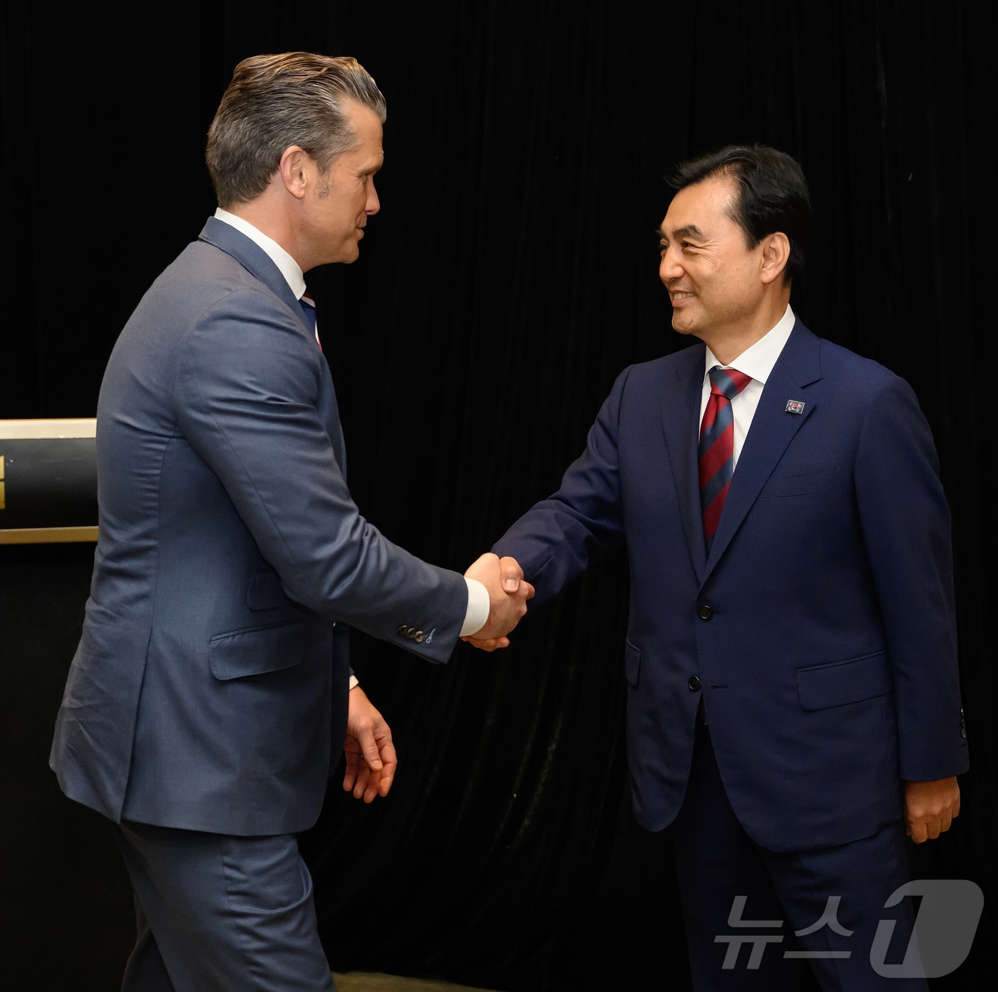 (서울=뉴스1) 김진환 기자 = 안규백 국방부 장관이 30일 오후(현지시간) 싱가포르에서 열린 제23차 아시아안보회의에서 피트 헤그세스 미 전쟁부(국방부) 장관을 만나 악수를 하고 …