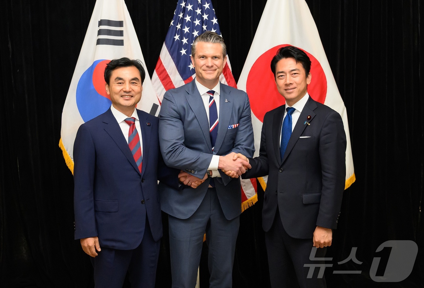 (서울=뉴스1) 김진환 기자 = 안규백 국방부 장관(왼쪽)이 30일 오후(현지시간) 싱가포르에서 열린 제23차 아시아안보회의에서 피트 헤그세스 미 전쟁부(국방부) 장관, 고이즈미 …