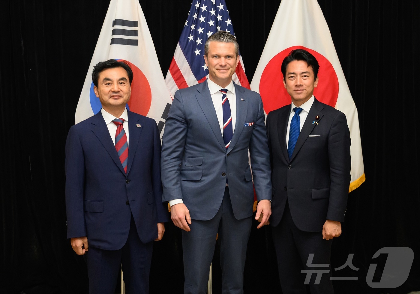(서울=뉴스1) 김진환 기자 = 안규백 국방부 장관(왼쪽)이 30일 오후(현지시간) 싱가포르에서 열린 제23차 아시아안보회의에서 피트 헤그세스 미 전쟁부(국방부) 장관, 고이즈미 …