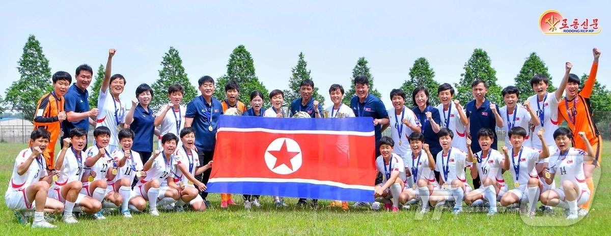 (평양 노동신문=뉴스1) = 북한 노동당 기관지 노동신문은 31일 아시아축구연맹(AFC) 17살 미만 여자아시아컵경기대회에서 우승한 선수와 감독들을 조명하며 "조국의 영예를 드높였 …