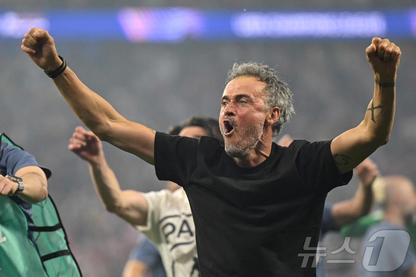 본문 이미지 - 지도자로 세번째 UCL 우승을 경험한 루이스 엔리케 감독.  ⓒ AFP=뉴스1