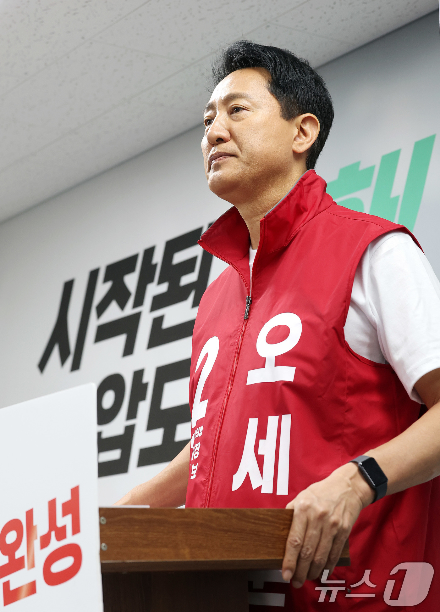 (서울=뉴스1) 박지혜 기자 = 오세훈 국민의힘 서울시장 후보가 31일 서울 종로구 선거캠프에서 열린 '서울시민 5대 명령- 3부 2민' 기자간담회에서 취재진 질문을 받고 있다.이 …