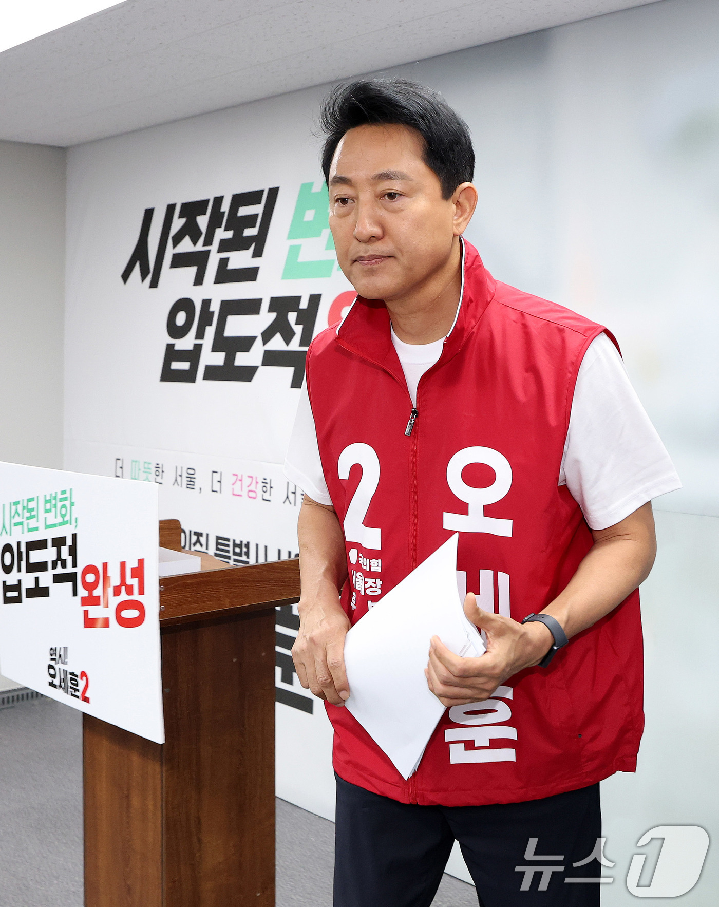 (서울=뉴스1) 박지혜 기자 = 오세훈 국민의힘 서울시장 후보가 31일 서울 종로구 선거캠프에서 열린 '서울시민 5대 명령- 3부 2민' 기자간담회를 마친 뒤 자리를 이동하고 있다 …