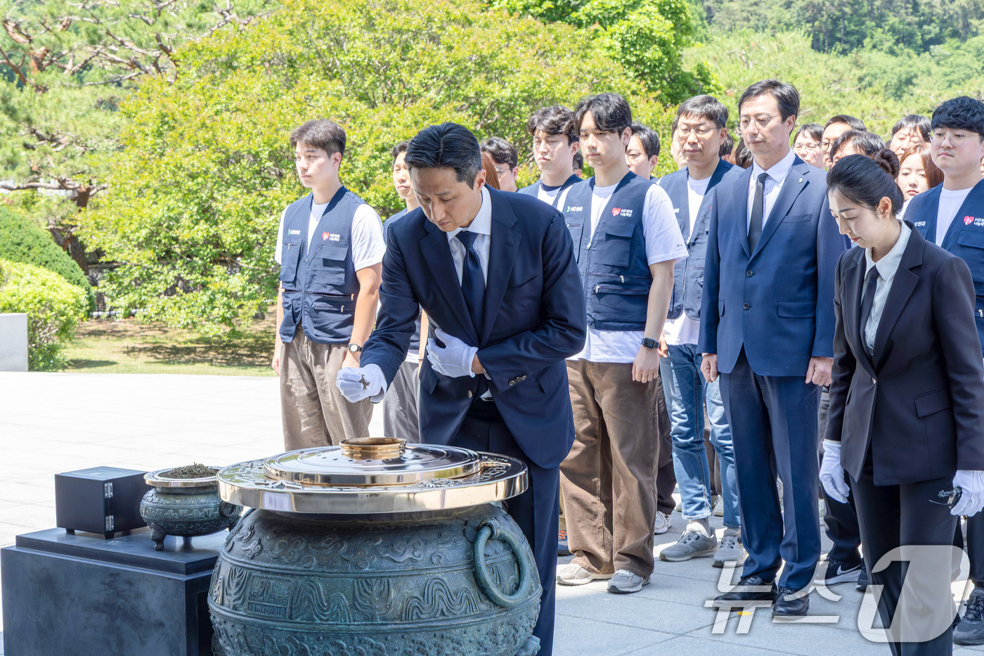 (서울=뉴스1) = 정기선 HD현대 회장이 지난 29일 서울 동작구 국립서울현충원을 찾아 현충탑에 참배하고 있다. (HD현대 제공. 재판매 및 DB 금지) 2026.5.31/뉴스1 …