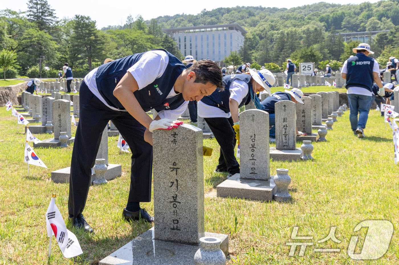 (서울=뉴스1) = 정기선 HD현대 회장이 지난 29일 서울 동작구 국립서울현충원을 찾아 임직원들과 참전용사의 비석을 닦고 있다. (HD현대 제공. 재판매 및 DB 금지) 2026 …