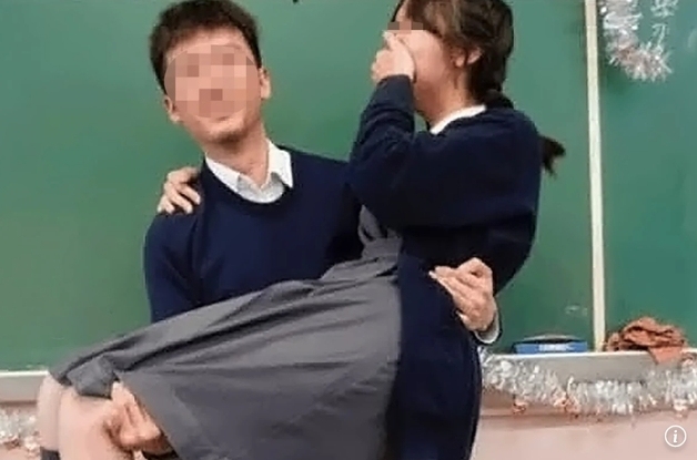 남교사는 '공주님 안기', 여학생은 허리 감싼 채 "최고"…홍콩 교실 충격 장면