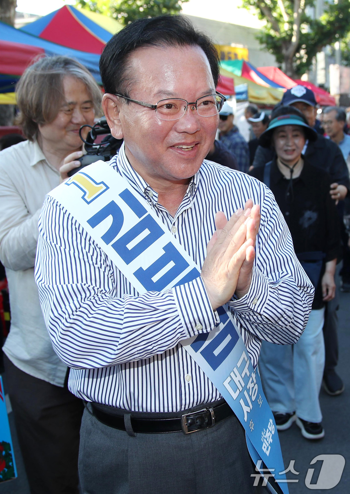 (대구=뉴스1) 공정식 기자 = 김부겸 더불어민주당 대구시장 후보가 31일 오전 대구 중구 달성공원 새벽시장을 찾아 시민과 인사 나누고 있다. 2026.5.31/뉴스1