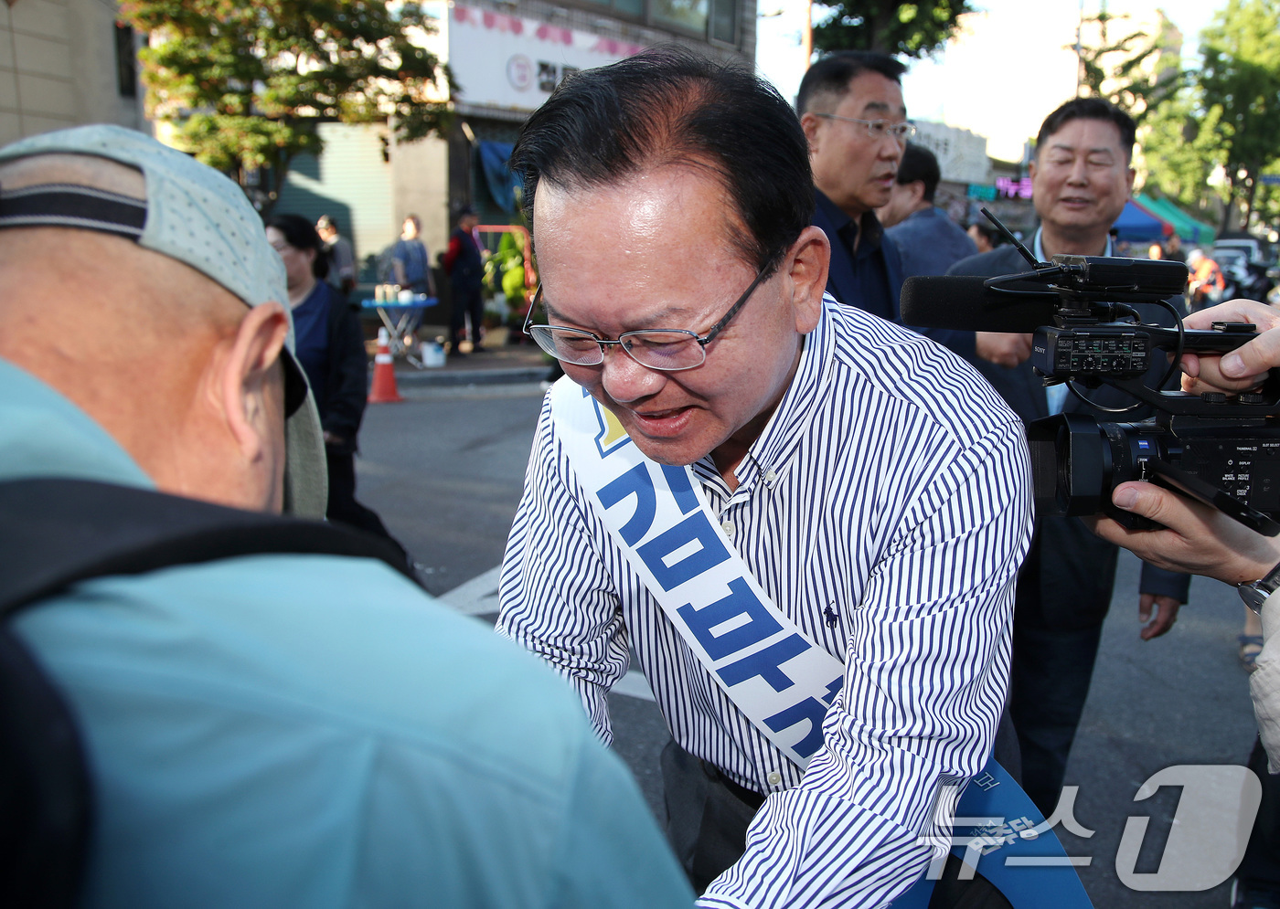 (대구=뉴스1) 공정식 기자 = 김부겸 더불어민주당 대구시장 후보가 31일 오전 대구 중구 달성공원 새벽시장을 찾아 시민과 인사 나누고 있다. 2026.5.31/뉴스1
