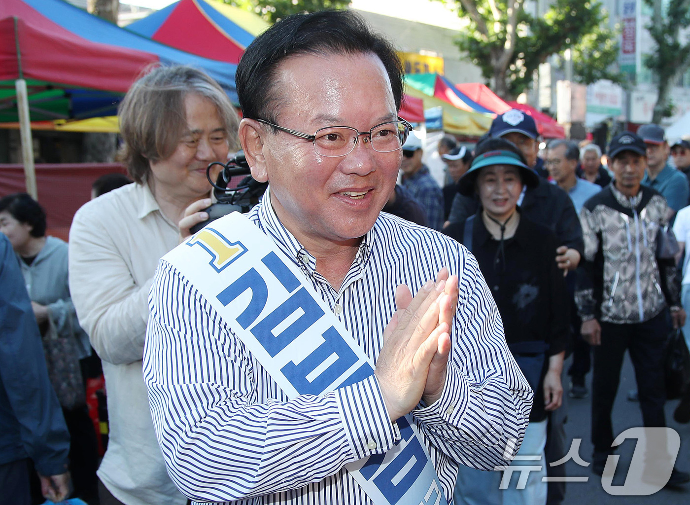 (대구=뉴스1) 공정식 기자 = 김부겸 더불어민주당 대구시장 후보가 31일 오전 대구 중구 달성공원 새벽시장을 찾아 시민과 인사 나누고 있다. 2026.5.31/뉴스1