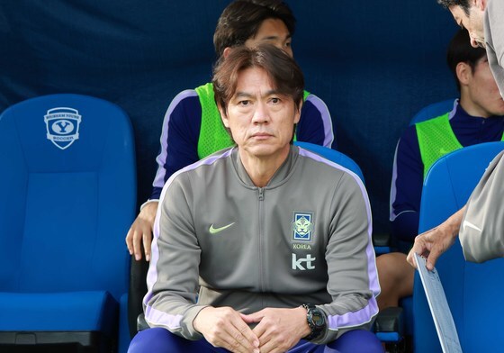 선수들 바라보는 홍명보 감독