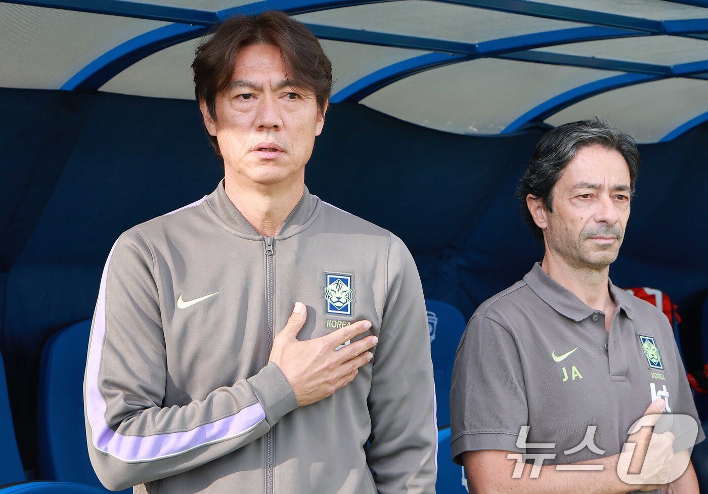 본문 이미지 - 홍명보 대한민국 축구대표팀 감독이 30일(현지시간) 미국 유타주 솔트레이크시티 브리검 영 대학교 BYU 사우스필드 경기장에서 2026 국제축구연맹(FIFA) 북중미 월드컵 앞두고 열린 대한민국과 트리니다드 토바고의 평가전에서 국민의례를 하고 있다. 2026.5.31 ⓒ 뉴스1 임세영 기자