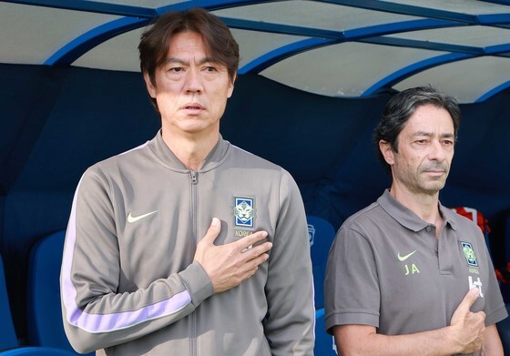 국민의례하는 홍명보 감독