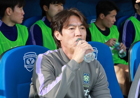 물 마시는 홍명보 감독