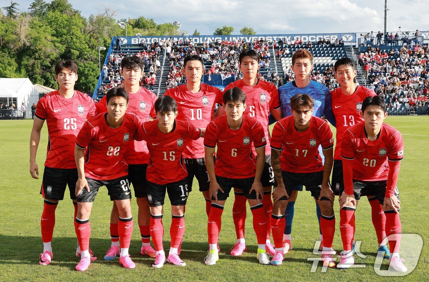 본문 이미지 - 대한민국 축구대표팀 선수들이 30일(현지시간) 미국 유타주 솔트레이크시티 브리검 영 대학교 BYU 사우스필드 경기장에서 2026 국제축구연맹(FIFA) 북중미 월드컵 앞두고 열린 대한민국과 트리니다드 토바고의 평가전에서 기념촬영을 하고 있다. 2026.5.31 ⓒ 뉴스1 임세영 기자