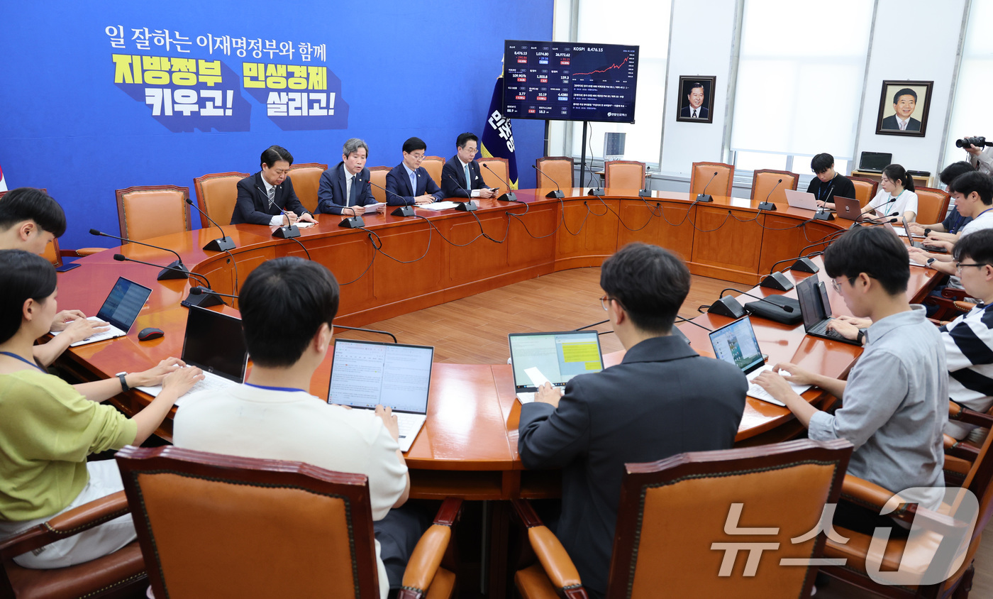 (서울=뉴스1) 신웅수 기자 = 정원오 더불어민주당 서울시장 후보 상임선거대책위원장인 이인영 의원이 31일 서울 여의도 국회에서 서울시장 선거 관련 기자간담회를 하고 있다. 202 …