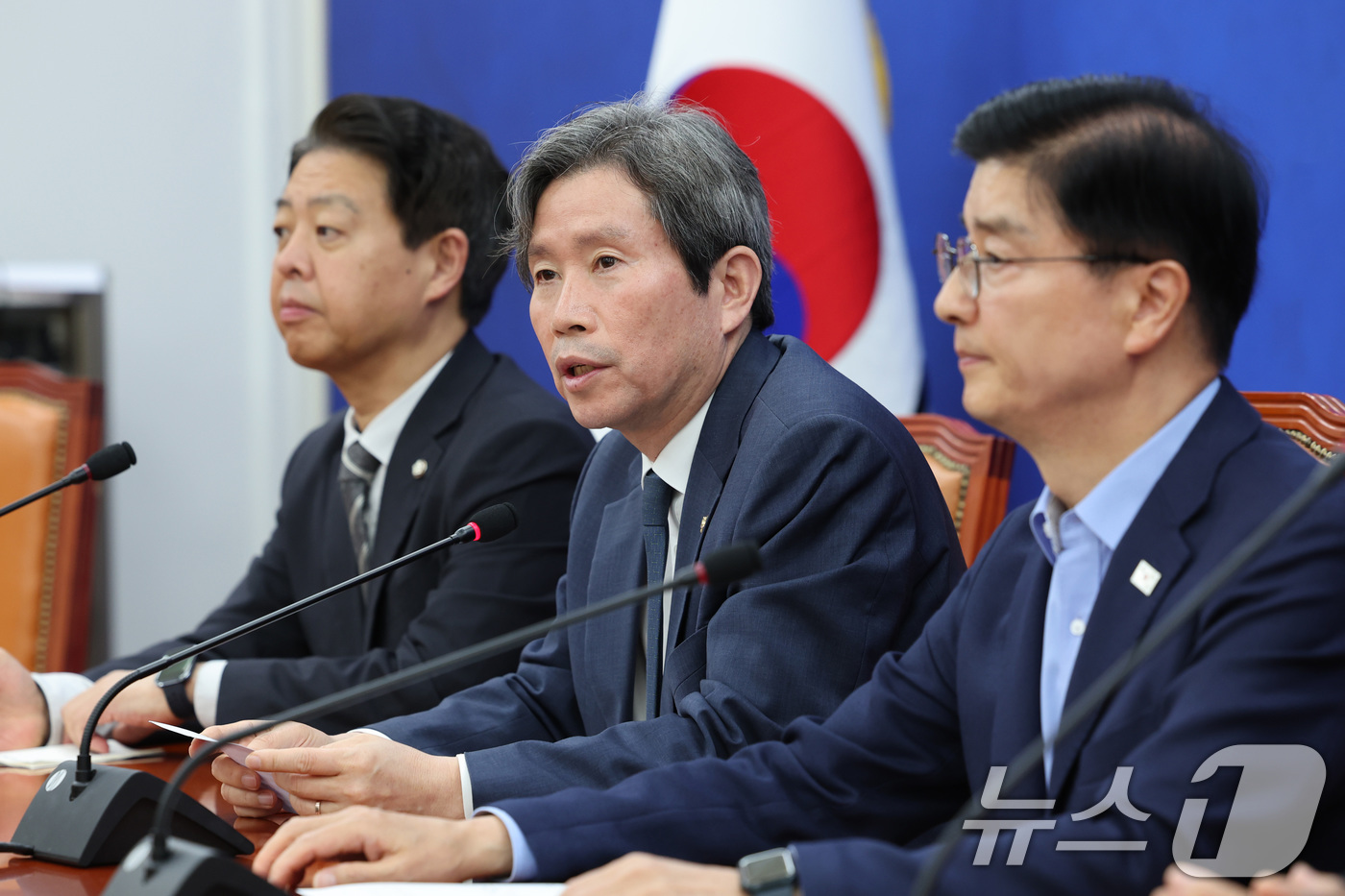 (서울=뉴스1) 신웅수 기자 = 정원오 더불어민주당 서울시장 후보 상임선거대책위원장인 이인영 의원이 31일 서울 여의도 국회에서 서울시장 선거 관련 기자간담회를 하고 있다. 202 …