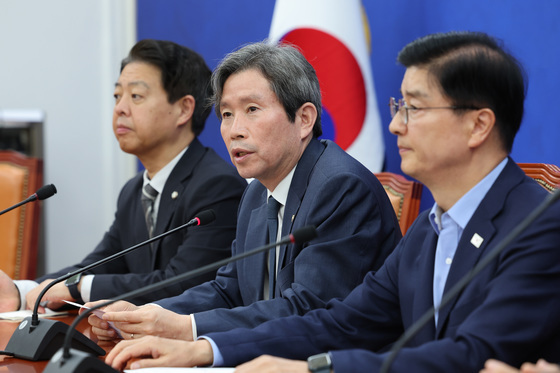 서울시장 선거 관련 기자간담회하는 이인영