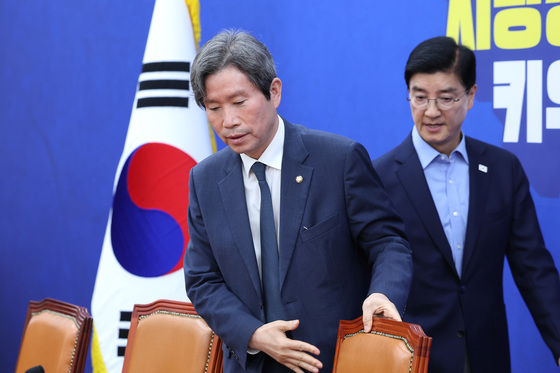 기자간담회 참석하는 이인영