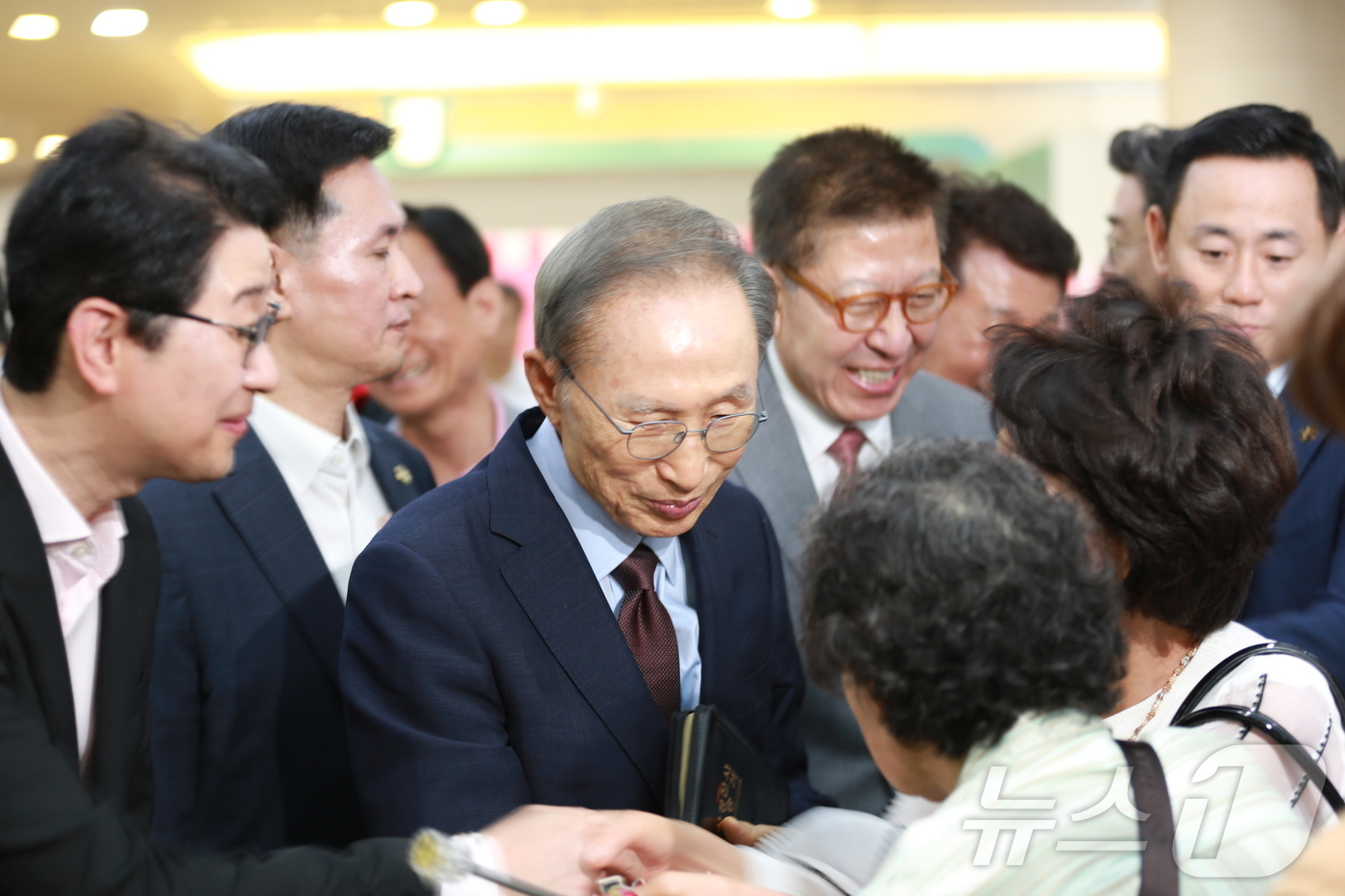(부산=뉴스1) 임순택 기자 = 이명박 전 대통령이 31일 오전 부산 수영로교회를 찾아 박형준 부산시장 후보와 함께 예배 일정 등을 소화하기 위해 교회당으로 입장하고 있다. 202 …