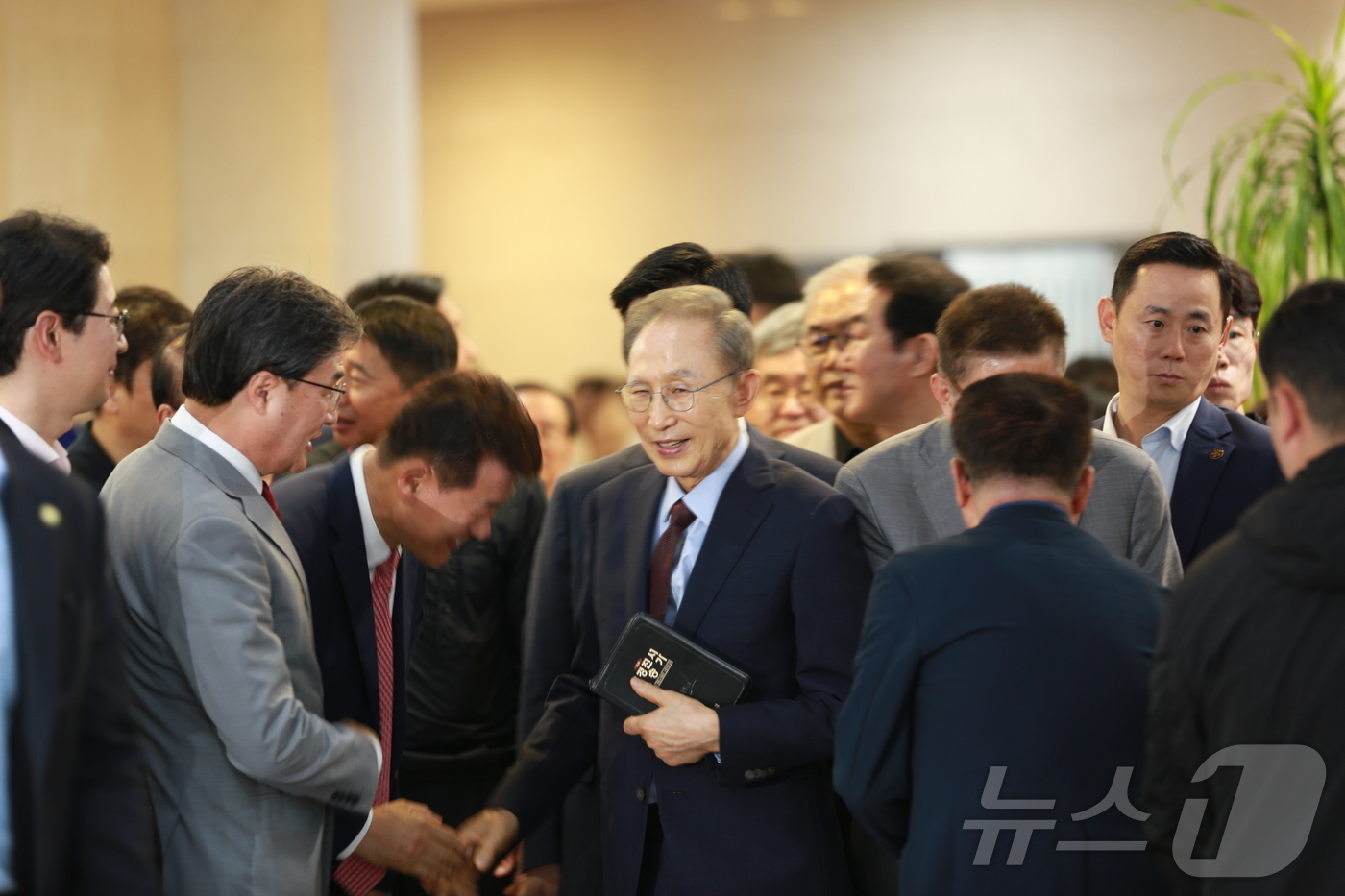(부산=뉴스1) 임순택 기자 = 이명박 전 대통령이 31일 오전 부산 수영로교회를 찾아 박형준 부산시장 후보와 함께 예배 일정 등을 소화하기 위해 교회당으로 입장하고 있다. 202 …