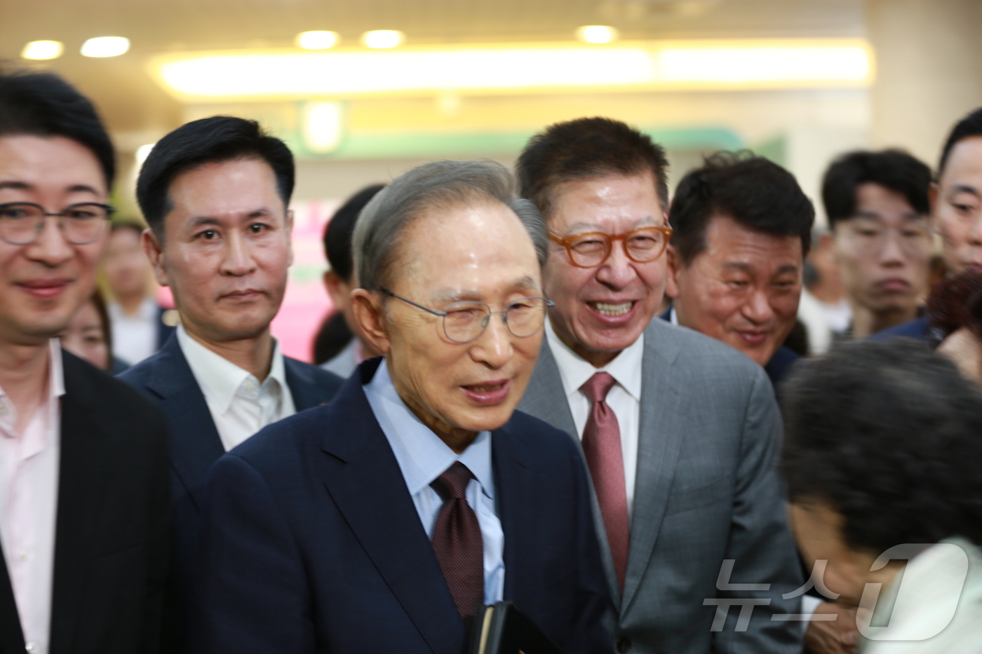 (부산=뉴스1) 임순택 기자 = 이명박 전 대통령이 31일 오전 부산 수영로교회를 찾아 박형준 부산시장 후보와 함께 예배 일정 등을 소화하기 위해 교회당으로 입장하고 있다. 202 …
